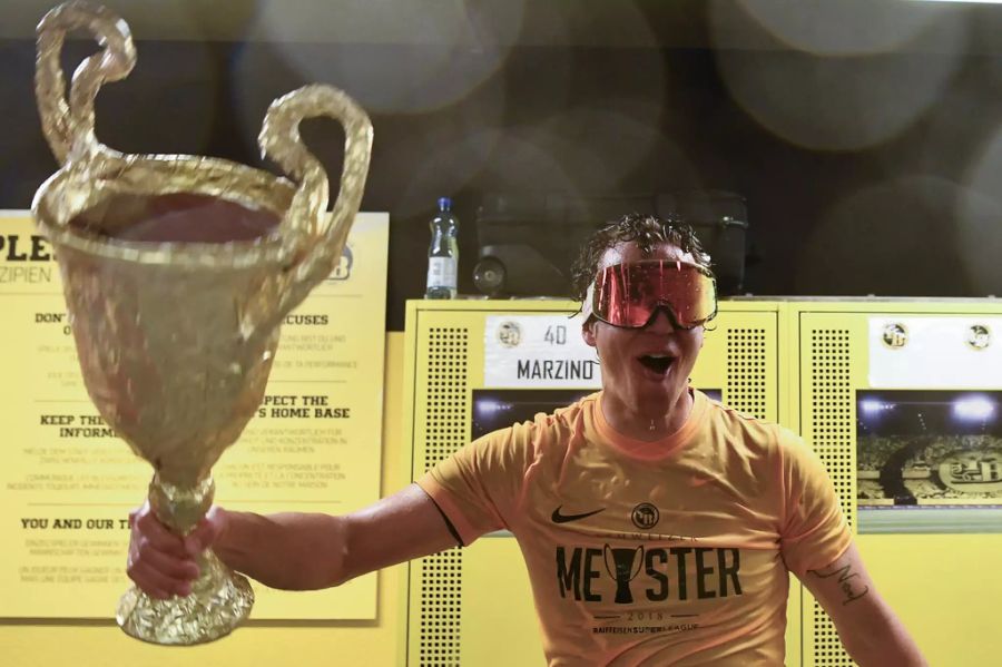 Der Goalie feiert mit Skibrille und Alu-Pokal.