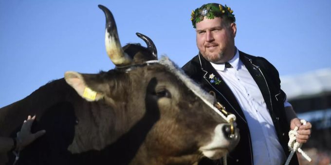 Christian Stucki zusammen mit Sieger-Muni Kolin. Christian Stucki