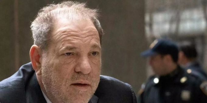 Harvey Weinstein, ehemaliger Filmproduzent aus den USA, beschäftigt mittlerweile einen «Gefängnis-Berater». Foto: Mark Lennihan/AP/dpa Harvey Weinstein, ehemaliger Filmproduzent aus den USA, beschäftigt mittlerweile einen «Gefängnis-Berater». Foto: Mark Lennihan/AP/dpa
