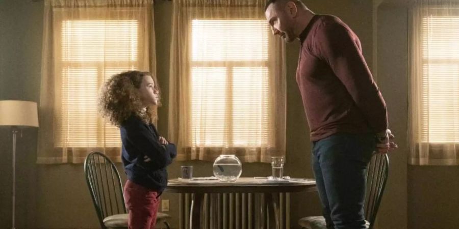 Sophie (Chloe Coleman) bringt den CIA-Agent JJ (Dave Bautista) dazu, sie in das Spionage-Handwerk einzuweihen. Foto: Michael Gibson/TOBIS Film GmbH/dpa