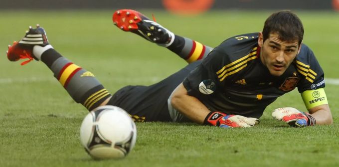 Iker Casillas wird 2008 und 2012 mit Spanien Europameister. Der Torhüter ist der einzige Spieler mit fünf EM-Teilnahmen. Iker Casillas EM 2020