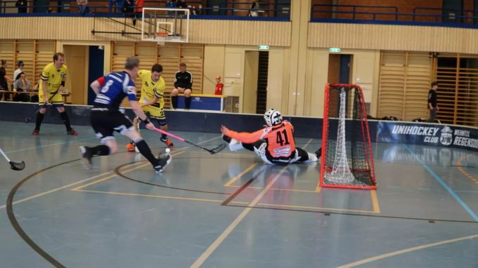 Florin Friedli und Severin Mahni wehren sich mit Händen und Füssen gegen den amtierenden Meister und Cupsieger UHC Blau-Gelb Cazis. Tigersharks Kulm, Florin Friedli und Severin Mahni