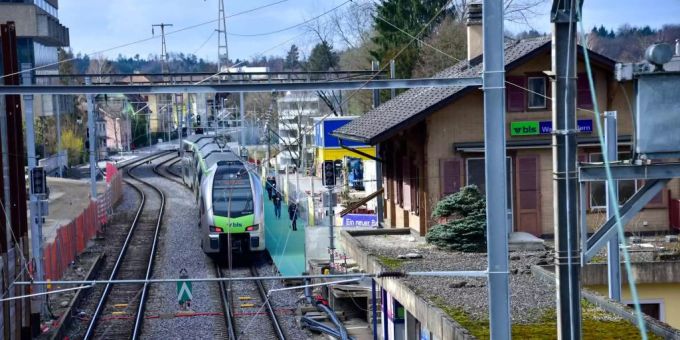 Die BLS hat am Freitag den modernisierten Bahnhof Wabern und die auf Doppelspur ausgebaute Strecke Richtung Kehrsatz Nord eingeweiht. Bahnhof Wabern