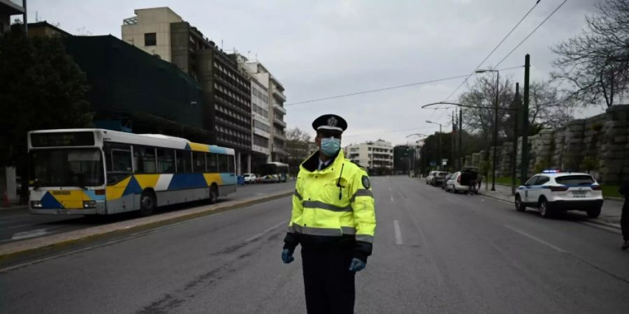Polizist auf einer Strasse in Athen