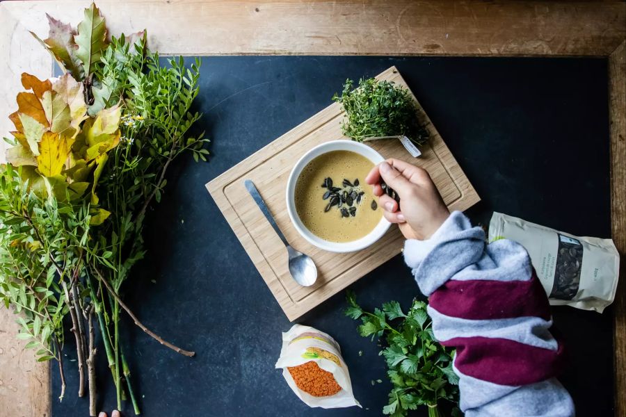 Zubereitung einer Suppe in der Küche