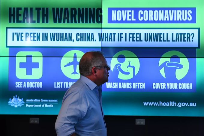 Scott Morrison, Premierminister von Australien, wird über die Schritte zur Kontrolle des Coronavirus in der Nationalen Unfallstation des Gesundheitsministeriums informiert. In Australien ist erstmals ein mit dem neuartigen Coronavirus infizierter Mensch gestorben. Coronavirus - Australien