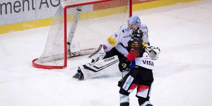 Christian Thomas bezwingt den überragenden Reto Berra im Tor von Fribourg.