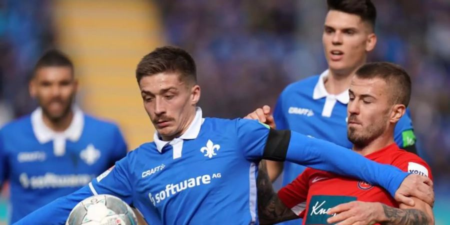 Marvin Mehlem (l) behielt mit Darmstadt 98 gegen Niklas Dorsch und den 1. FC Heidenheim die Oberhand. Foto: Thomas Frey/dpa