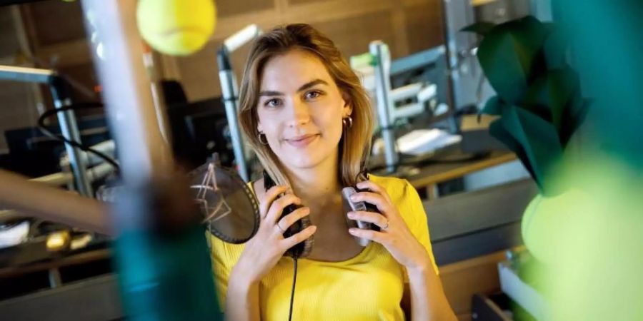 Shalin Rogall spricht in ihrem Podcast über Themen, die junge Menschen bewegen. Foto: Carsten Koall/dpa