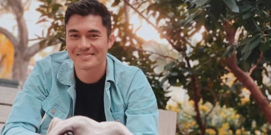 «Crazy Rich»-Star Henry Golding hat sich für die Zeit während der Corona-Krise einen Hund besorgt. Foto: Courtesy of Olivia Munn, Henry Golding and Wag!/dpa