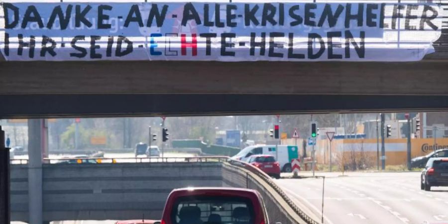 Ein "Danke an alle Krisenhelfer" am Messeschnellweg in Hannover. Foto: Julian Stratenschulte/dpa