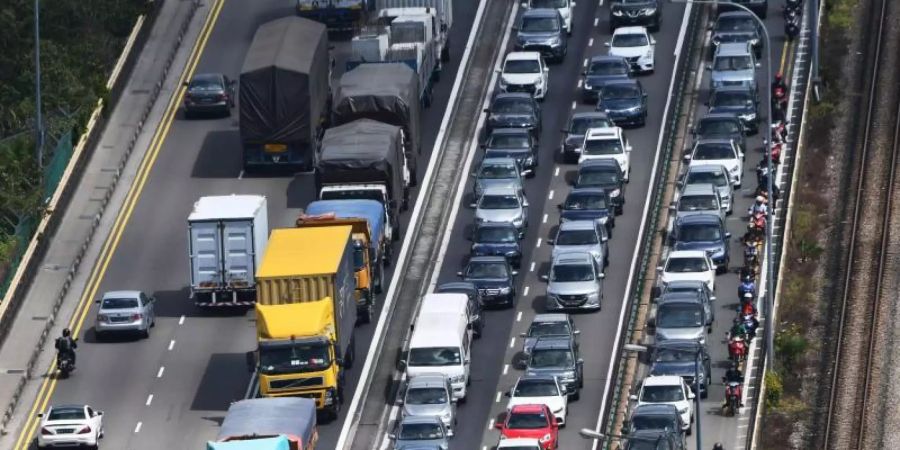 Fahrzeuge aus Malaysia auf dem Weg nach Singapur verursachen einen Stau auf dem Causeway Singapur-Johor. Foto: Then Chih Wey/XinHua/dpa