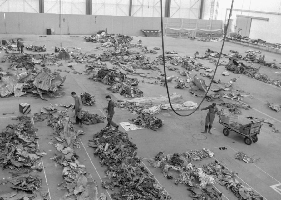 In einer Halle wird Debris vom Crash gelagert und untersucht.