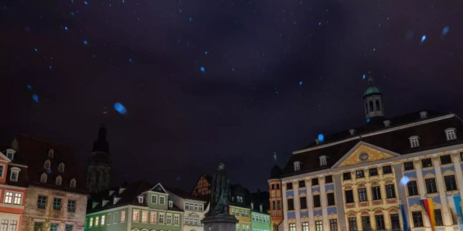 Der menschenleere Marktplatz in Coburg: «Öffentliche Forderungen nach Lockerung der Massnahmen sind verfrüht und deshalb falsch, solange eine deutliche Verlangsamung der Zahl der Neuinfektionen nicht erreicht ist!», sagt Wirtschaftsminister Altmaier. Foto: Nicolas Armer/dpa