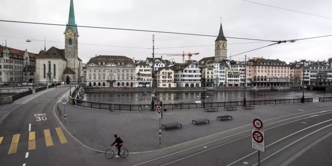 Ein Radfahrer fährt durch leere Strassen im Zürcher Niederdorf. Coronavirus - Schweiz