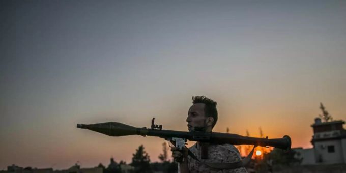 Ein Anhänger der libyschen Regierung bei Kämpfen um Tripolis im vergangenen August. Foto: Amru Salahuddien/XinHua/dpa Ein Anhänger der libyschen Regierung bei Kämpfen um Tripolis im vergangenen August. Foto: Amru Salahuddien/XinHua/dpa