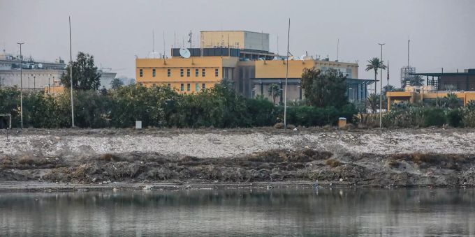 Die US-Botschaft steht an dem Fluss Tigris. Nach mehreren Raketenangriffen auf US-Ziele im Irak ist nun auch das Gelände der amerikanischen Botschaft in Bagdad direkt getroffen worden. Irak Raketen US-Botschaft