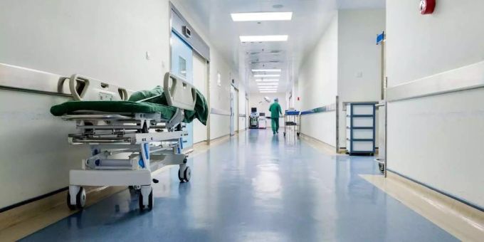 Die 38-jährige Fussgängerin zog sich leichte Verletzungen zu. Spital