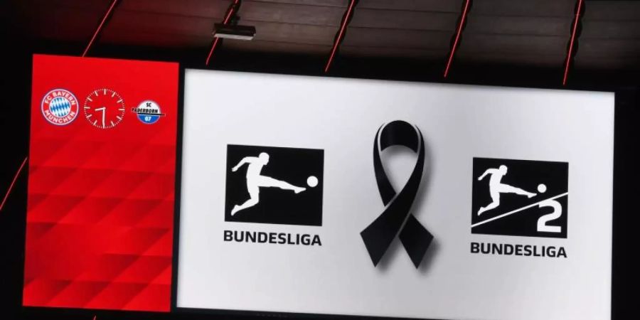 Mit Schweigeminute und Trauerflor bekunden alle Bundesliga-Clubs ihre Trauer um die Opfer des Anschlags von Hanau. Foto: Angelika Warmuth/dpa