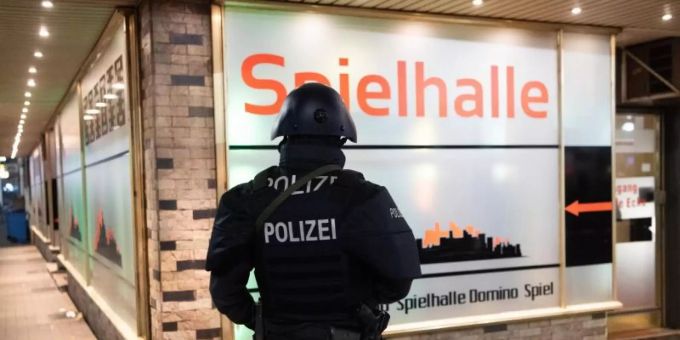 Ein Polizist sichert einen Bereich in der Nähe des Tatorts am Heumarkt. Foto: Andreas Arnold/dpa Ein Polizist sichert einen Bereich in der Nähe des Tatorts am Heumarkt. Foto: Andreas Arnold/dpa