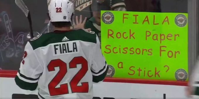 Schere, Stein, Papier - Kevin Fiala beschenkt jungen Fan mit Stock