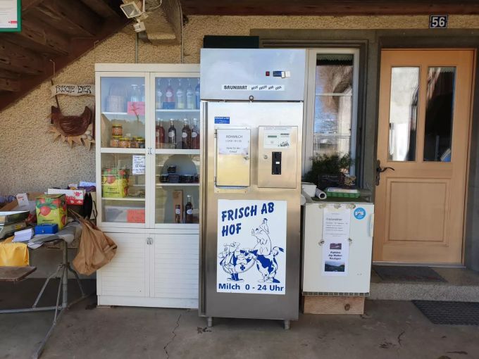 Am Milchautomat der Familie Eggimann kriegen Sie rund um die Uhr frische Milch. Milchautomat