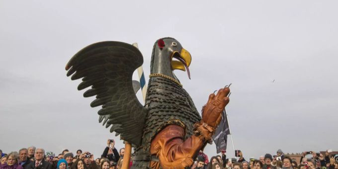 Das Basler Wahrzeichen, der Vogel Gryff, an einer Parade in Kleinbasel. vogel gryff