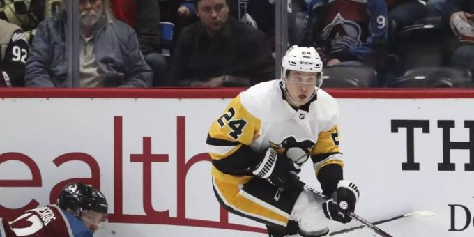 Wegbereiter beim Pittsburgh-Sieg in Colorado: Dominik Kahun (r). Foto: David Zalubowski/AP/dpa
