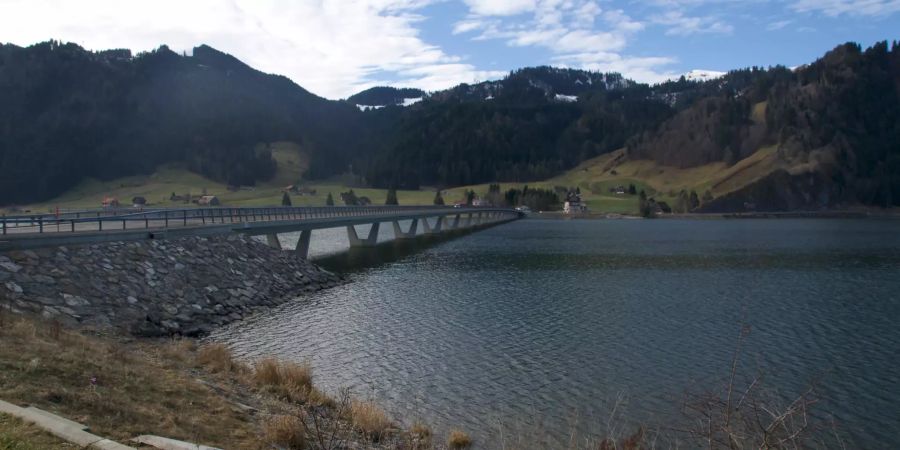 Das Steinbach-Viadukt über den Sihlsee in Euthal SZ.