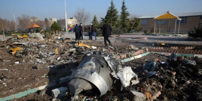 Das Wrack der abgestürzten ukrainischen Maschine bei Teheran. flugzeugabsturz teheran