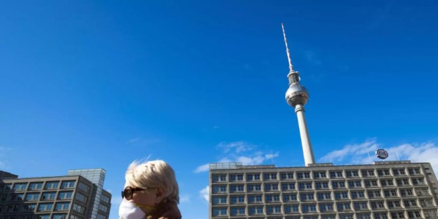 Frau mit Maske in Berlin