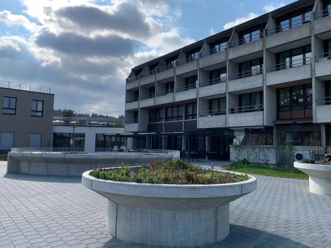 Das Altersheim Brüggli mit dem neu gebauten Begegnungsplatz. Die Hochbeete wurden so gebaut, dass sie für Rollstühle zugänglich sind. Altersheim Brüggli Dulliken
