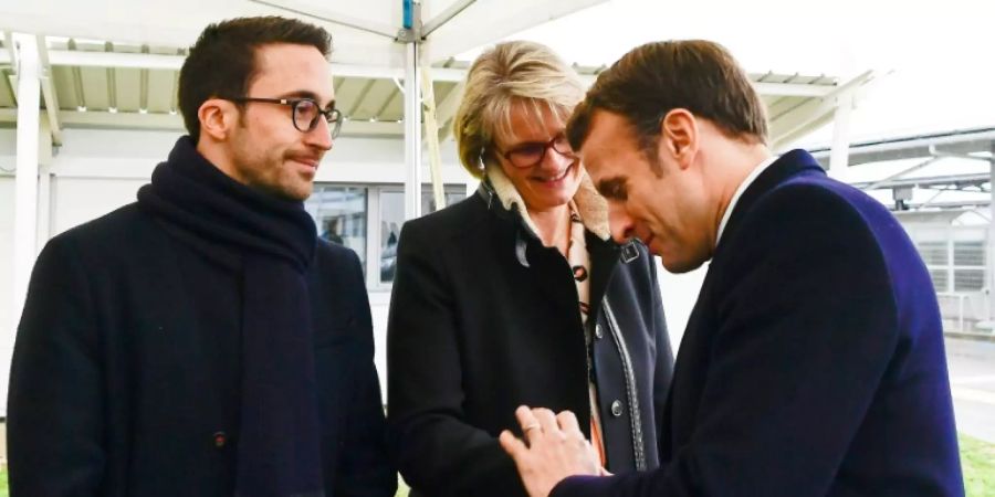Macron (re.) und Karliczek an der Pilotanlage in Nersac