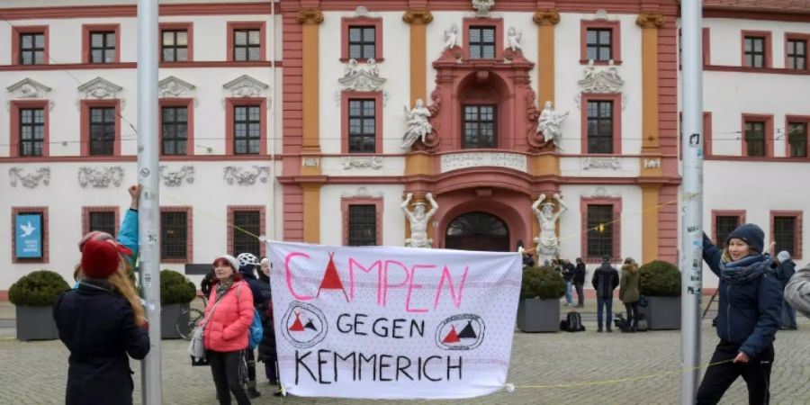 Protest gegen Kemmerich vor der Erfurter Staatskanzlei