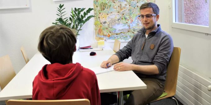 Stefan Kirchhof, Sozialarbeiter an der Schule Niederlenz, im Gespräch mit einem Schüler. Stefan Kirchhof