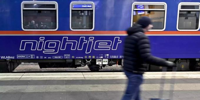 Der Nightjet der ÖBB fährt von Innsbruck über München nach Brüssel. Foto: Herbert Neubauer/APA/dpa öbb