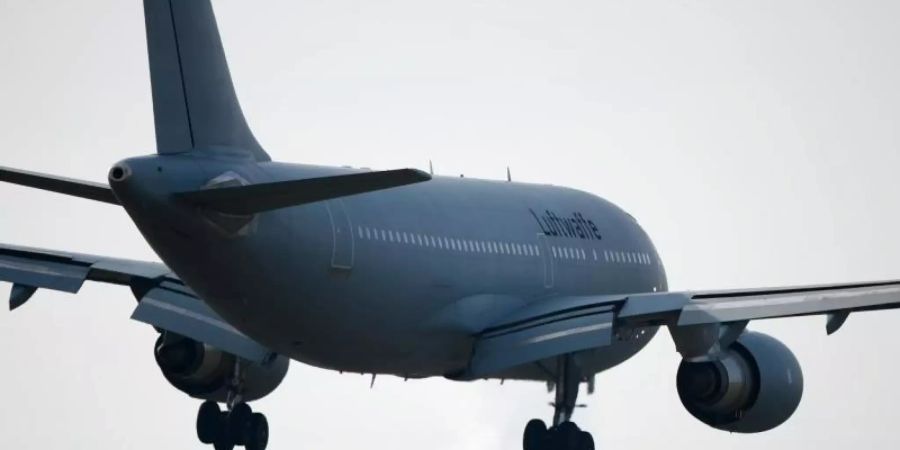 Das Flugzeug der Bundeswehr mit deutschen Rückkehrern aus dem chinesischen Wuhan landet auf dem Berliner Flughafen Tegel. Foto: Paul Zinken/dpa