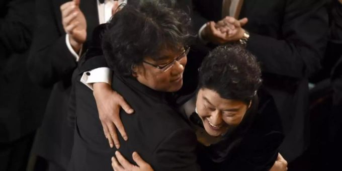 Bong Joon Ho (l) und Kang-Ho Song jubeln über die Auszeichnung «Bester Film». Foto: Chris Pizzello/Invision/AP/dpa Bong Joon Ho (l) und Kang-Ho Song jubeln über die Auszeichnung «Bester Film». Foto: Chris Pizzello/Invision/AP/dpa