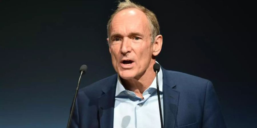 Frauen sind im Internet nach Auffassung von Web-Erfinder Tim Berners-Lee gefährlich benachteiligt. Foto: Sven Braun/dpa