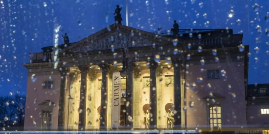 Zur Eindämmung des neuartigen Coronavirus werden alle geplanten Veranstaltungen in den grossen Sälen der staatlichen Theater, Opern- und Konzerthäuser in Berlin abgesagt. Foto: Paul Zinken/dpa