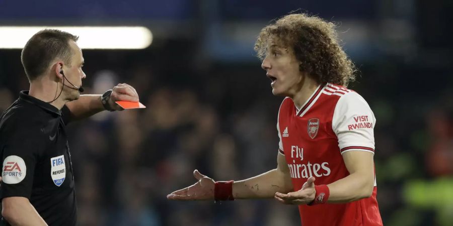 David Luiz wird in Minute 26 des Feldes verwiesen.