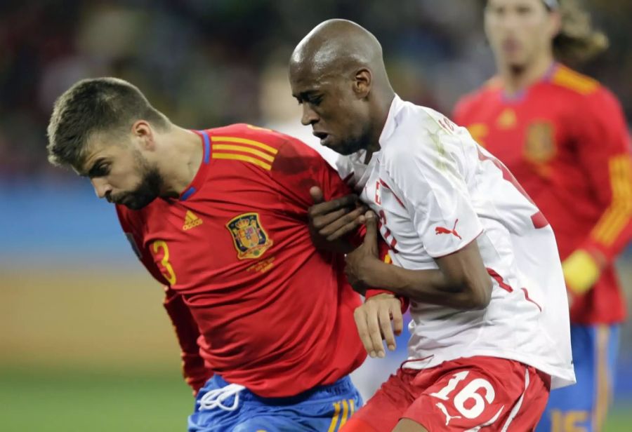 Gelson Fernandes (rechts, Schweizer Nati) bedrängt Gerard Piqué (Spanien).