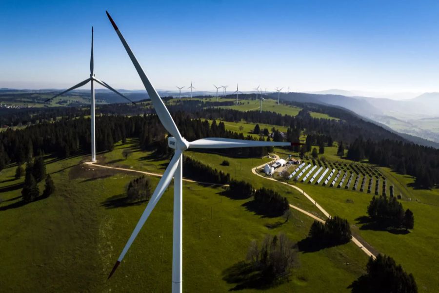 Die Windräder über der Solaranlage auf dem Mont-Soleil in Saint-Imier BE.