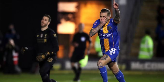 Jason Cummings von Shrewsbury Town schiesst im FA-Cup-Spiel gegen Liverpool das Tor zum 2:2-Schlussresultat. Jürgen Klopp
