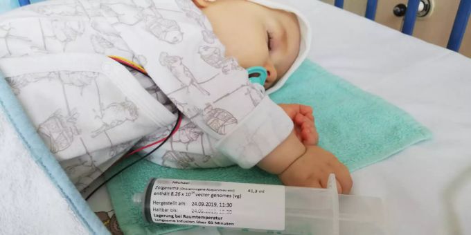 Der einjährige Michael schläft, während er eine Injektion mit dem Genpräparat Zolgensma gegen spinale Muskelatrophie bekommt. Zolgensma-Patient Michael Novartis