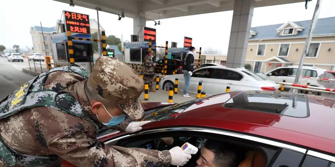 Strenge Massnahmen zur Eindämmung der Lungenkrankheit: An einer Mautstelle in Wuhan lässt ein Autofahrer seine Körpertemperatur kontrollieren. Strenge Massnahmen zur Eindämmung der Lungenkrankheit: An einer Mautstelle in Wuhan lässt ein Autofahrer seine Körpertemperatur kontrollieren.