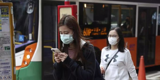 Passanten tragen Mundschutz, nachdem die ersten Krankheitsfälle des Coronavirus in Hongkong bestätigt wurden. Foto: Achmad Ibrahim/AP/dpa Coronavirus