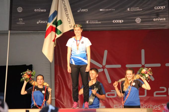 Iris Inderbitzin bei der Siegerehrung am ETF in Aarau 2019.