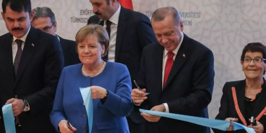 Kanzlerin Merkel und Präsident Erdogan eröffnen einen neuen Campus der Deutsch-Türkischen Universität in Istanbul. Foto: Ahmed Deeb/dpa Pool/dpa