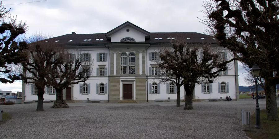 Das alte Schulhaus mit dem Gemeindesaal in Einsiedeln.